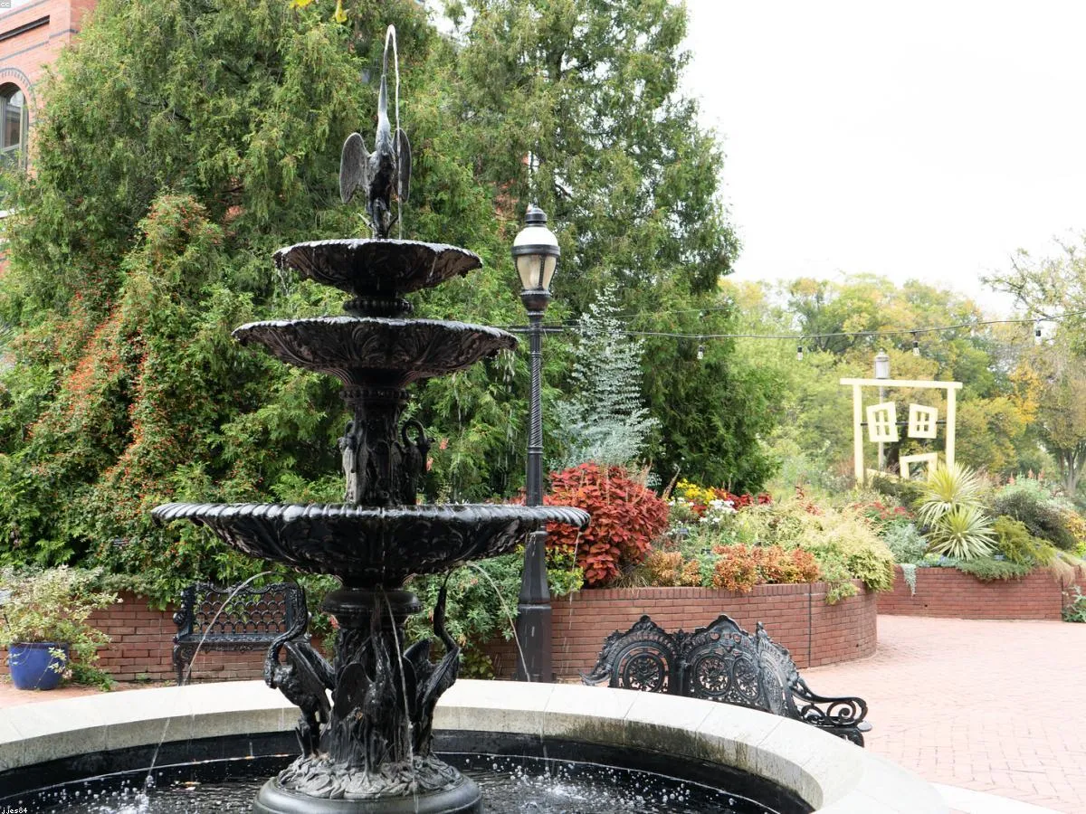 Meridian House — Courtyard detail