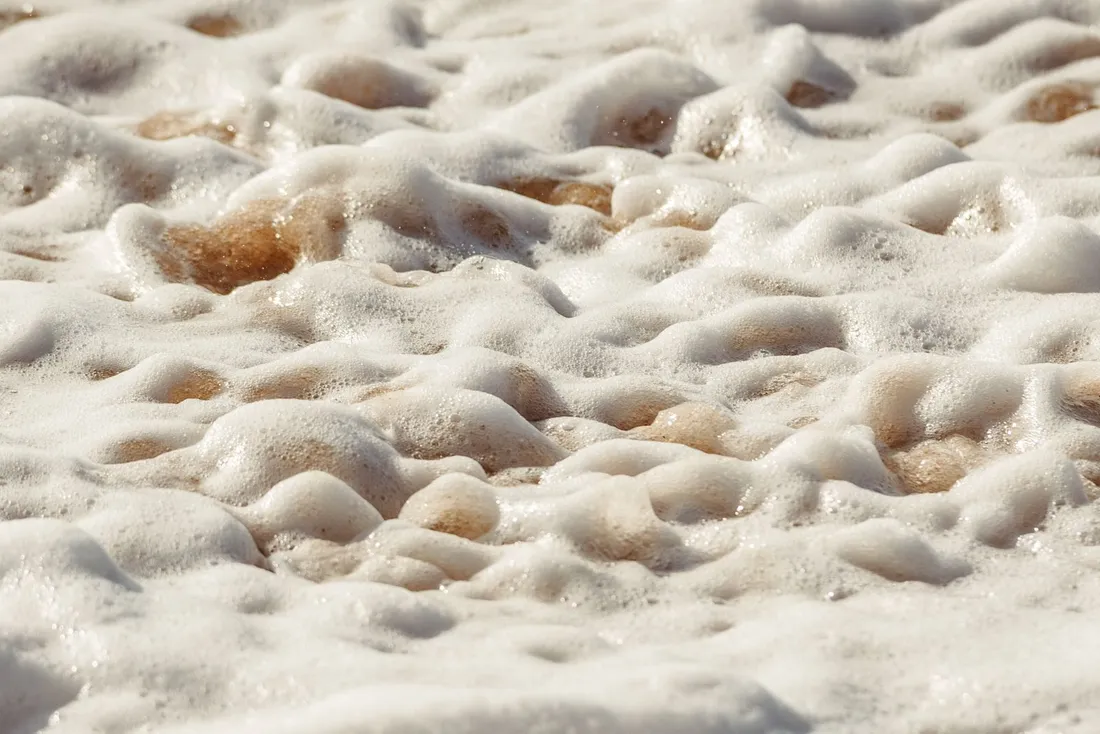 Sea foam evoking Brise Marine's marine accord