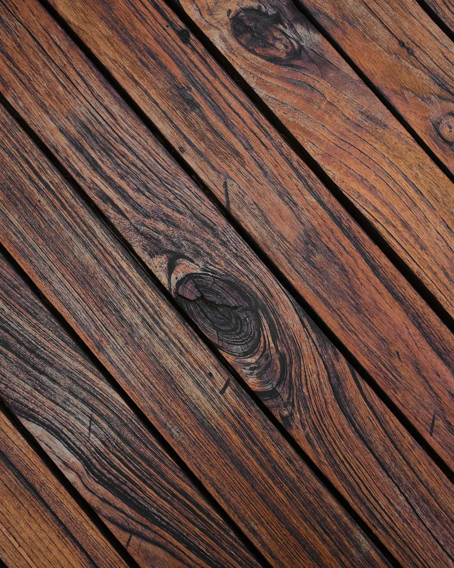 Wood grain evoking a fragrance's base notes