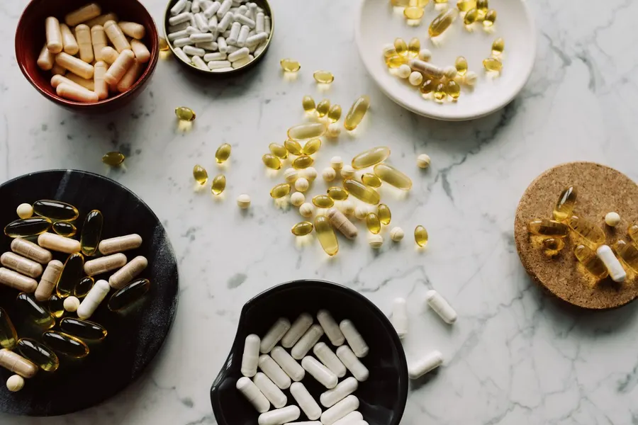 Mixed supplement capsules in bowls