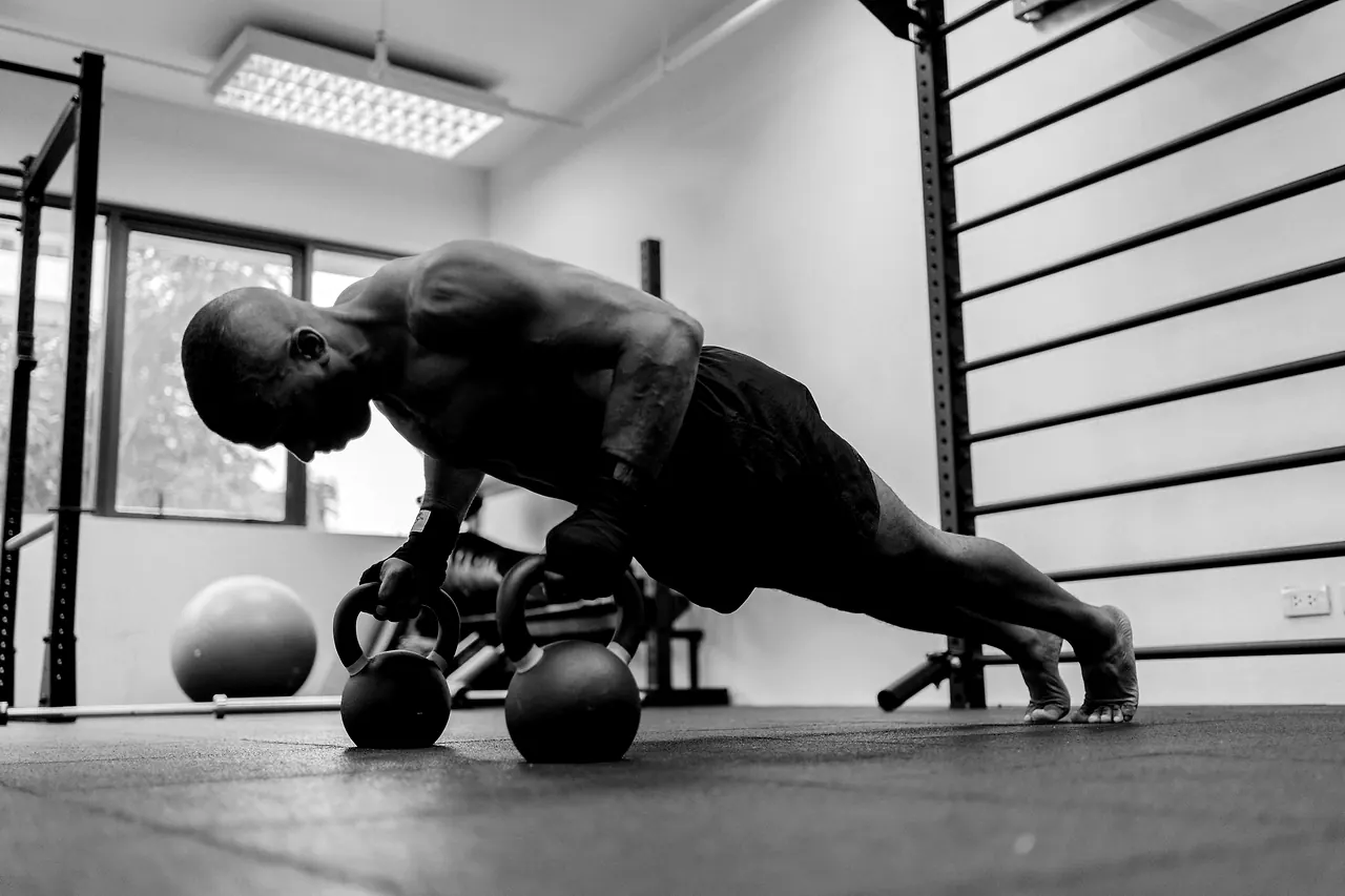 A lifter holding a locked position on the floor, back and shoulders under tension